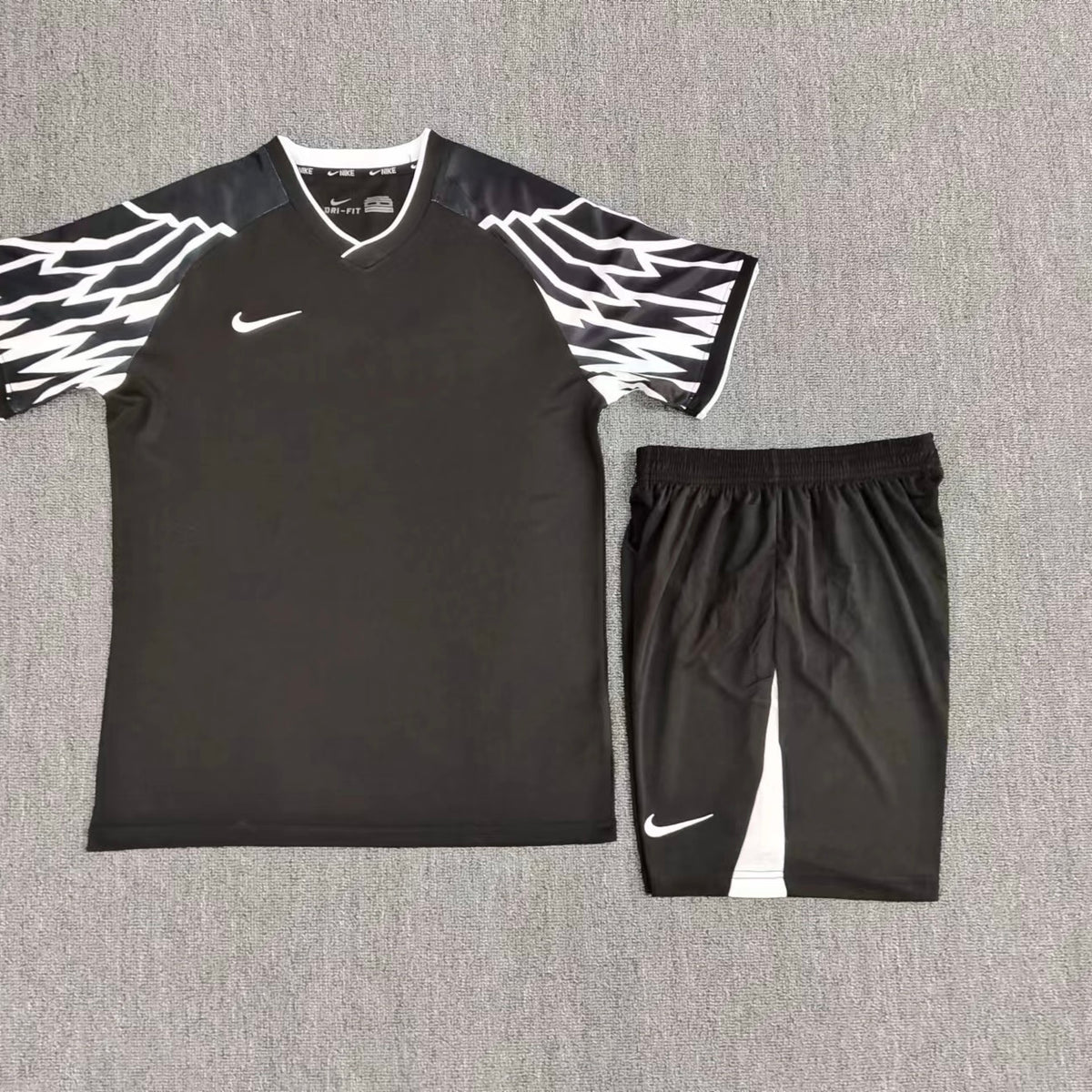 Ensemble match Nike noir